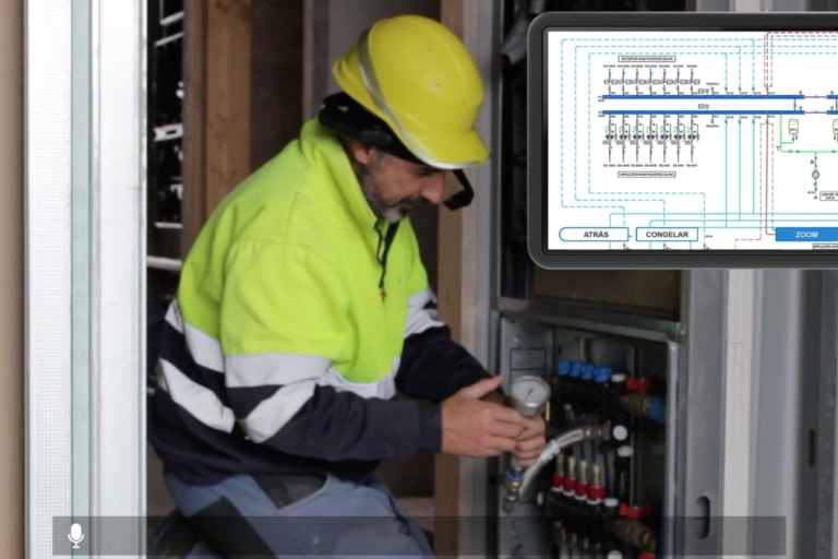 Operario-utilizando-gafas-AR-y-visualizacion-de-plano-1 Operario utilizando gafas AR y visualización de plano