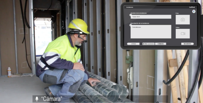 hombre utilizando plataforma de realidad aumentada y gafas AR