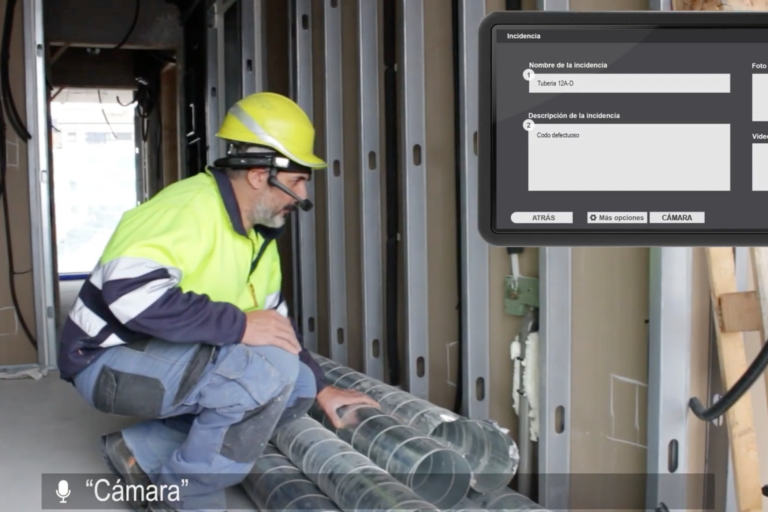 realidad aumentada plataforma gafas AR plano hombre trabajando y monitor hombre utilizando plataforma de realidad aumentada y gafas AR